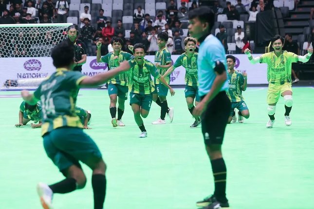 Selebrasi pemain SMK Medika Samarinda usai memenangkan babak adu penalti di Grand Final Axis Nation Cup 2024