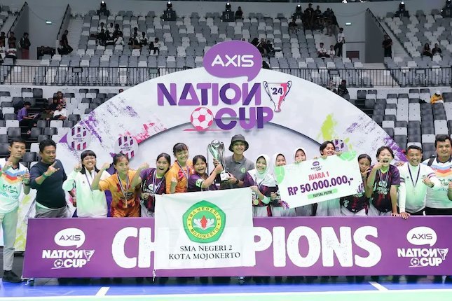 Tim futsal putri SMAN 2 Mojokerto berhasil menjadi kampiun AXIS Nation Cup 2024 yang berlangsung di Indonesia Arena, GBK, Jakarta, Sabtu (16/11/2024)