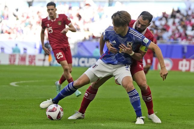 Jordi Amat melakukan pelukan ilegal pada Ayase Ueda di laga Jepang vs Indonesia di matchday 3 Grup D Piala Asia 2023 di Al Thumama Stadium, Rabu (24/01/2024) malam WIB