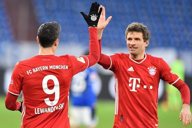 Selebrasi Robert Lewandowski dan Thomas Muller usai bobol gawang Schalke