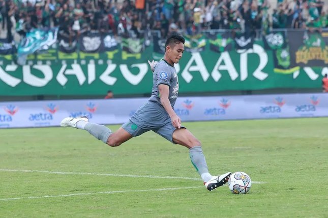 Salah satu aksi pemain Persebaya Surabaya, Rizky Ridho, di BRI Liga 1 2022/2023