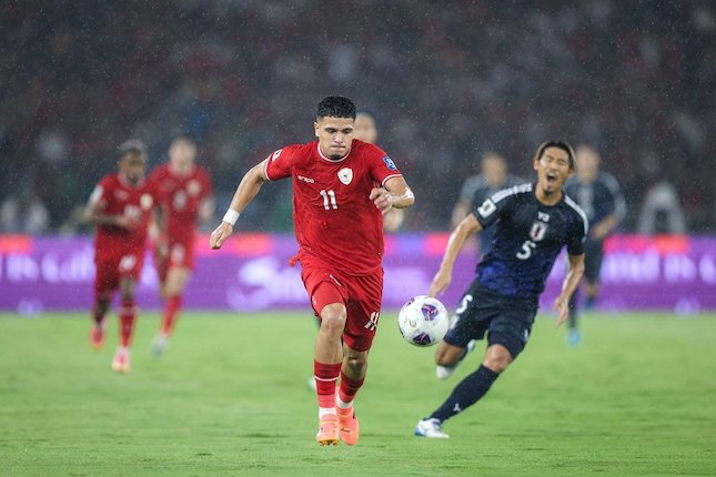 Aksi Ragnar Oratmangoen pada duel Indonesia vs Jepang di Stadion Gelora Bung Karno, Jumat (15/11) malam WIB