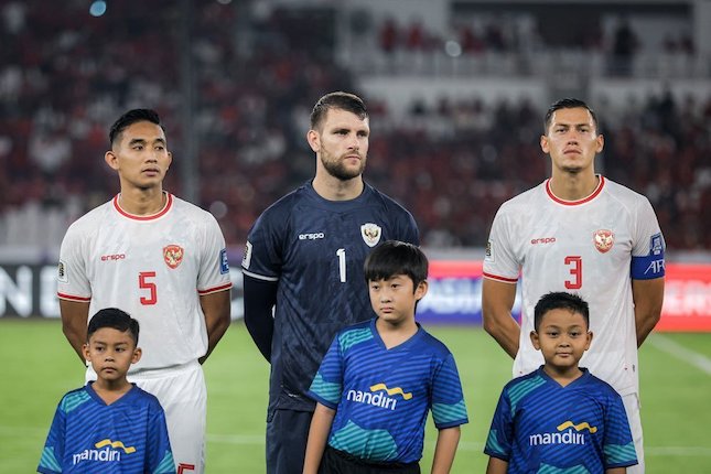 Rizky Ridho, Maarten Paes, dan Jay Idzes pada laga Timnas Indonesia vs Australia