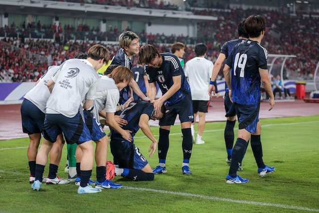 Pemain Jepang merayakan gol Yukinari Sugawara ke gawang Indonesia di Stadion Gelora Bung Karno,