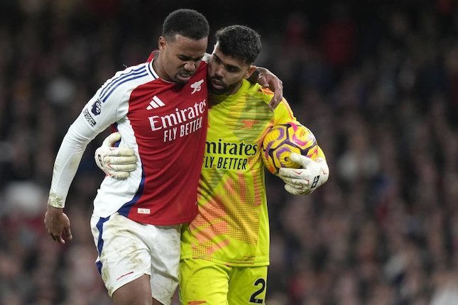 Gabriel Magalhaes dibantu David Raya dalam laga Arsenal vs Liverpool di Premier League 2024/2025