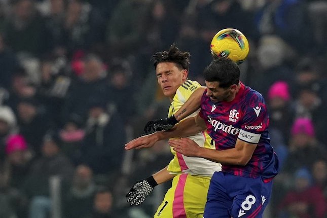 Nicolo Fagioli dari Juventus berebut bola dengan Remo Freuler dari Bologna dalam pertandingan Serie A di Allianz Stadium, Minggu (8/12/2024) WIB