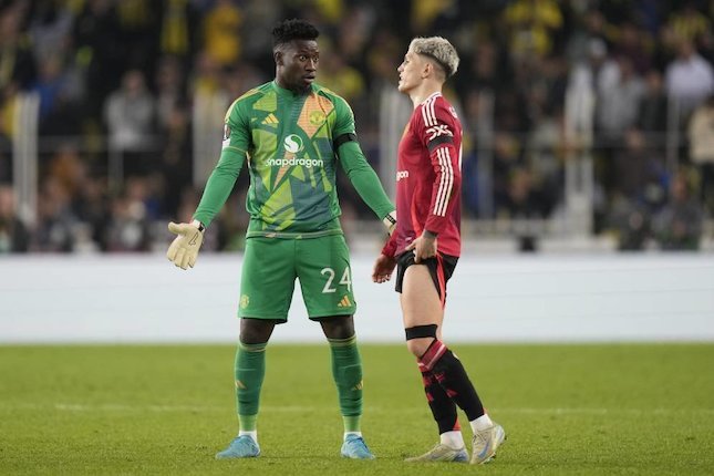 Andre Onana berbicara dengan Alejandro Garnacho dalam laga Fenerbahce vs Manchester United di Liga Europa 2024/2025