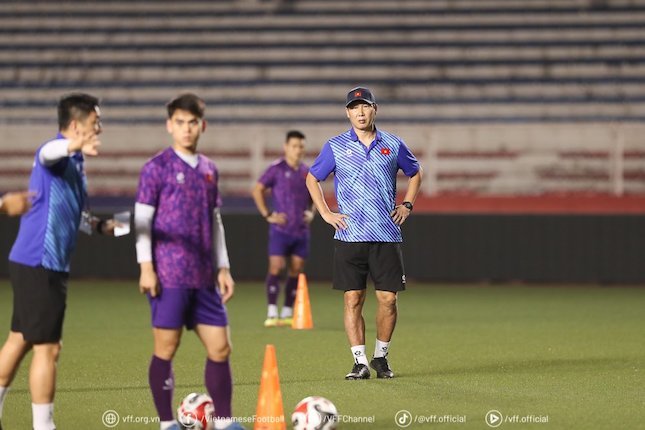 Pelatih Timnas Vietnam, Kim Sang-sik ketika memantau anak asuhnya di sesi latihan jelang lawan Filipina di Piala AFF