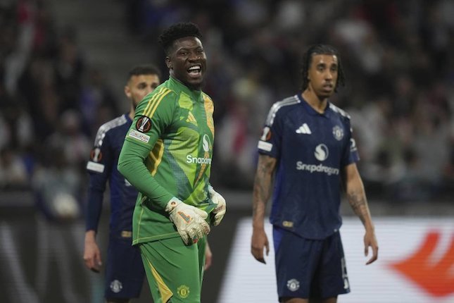 Andre Onana bereaksi dalam pertandingan perempat final leg pertama Liga Europa antara Lyon vs Manchester United, Jumat (11/4/2025) dini hari WIB