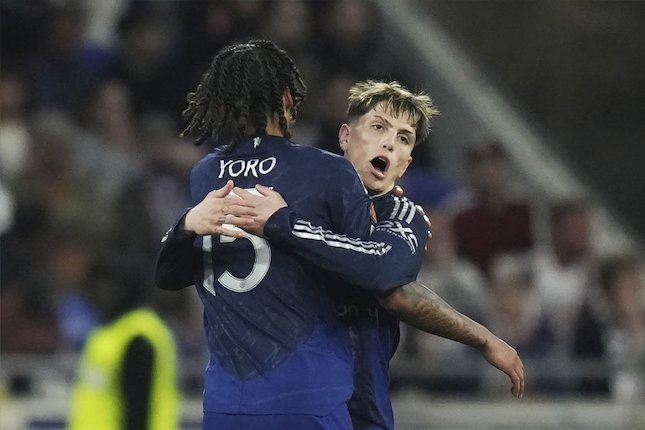 Leny Yoro merayakan golnya ke gawang Lyon bersama Alejandro Garnacho