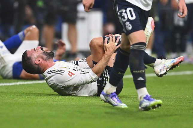 Dani Carvajal kesakitan usai dilanggar di laga Oviedo vs Real Madrid, Senin (25/08/2025). (c) AP Photo/Miguel Oses
